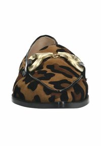 Bruine en zwarte luipaardprint loafers met een gouden kettingaccent, gemaakt van suede met een zachte textuur en een ronde neus. Platte zwarte zool.