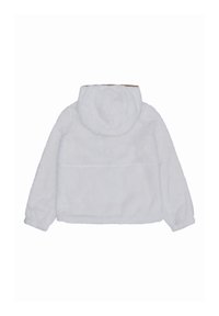 Giacca in pile bianca con cappuccio, caratterizzata da una texture morbida, maniche lunghe e una cucitura orizzontale sulla schiena. Nessuna tasca frontale visibile.