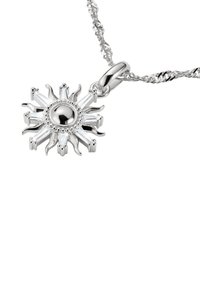 Silberner Sonnenstrah Anhänger mit einer polierten zentralen Kugel, verlängerten Strahlen und einer gedrehten Kette. Hat einen Perlenrand um die Mitte.