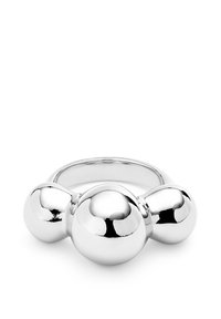 Bague en argent avec trois accents sphériques sur une bande lisse et arrondie. Finition haute brillance offrant un aspect réfléchissant.