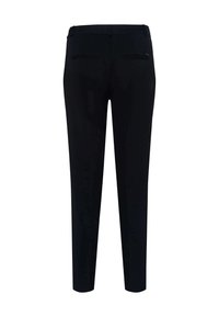 Pantalon noir sur mesure, coupe slim, avec poches passepoilées à l'arrière et passants pour ceinture, vu de dos sur fond blanc.