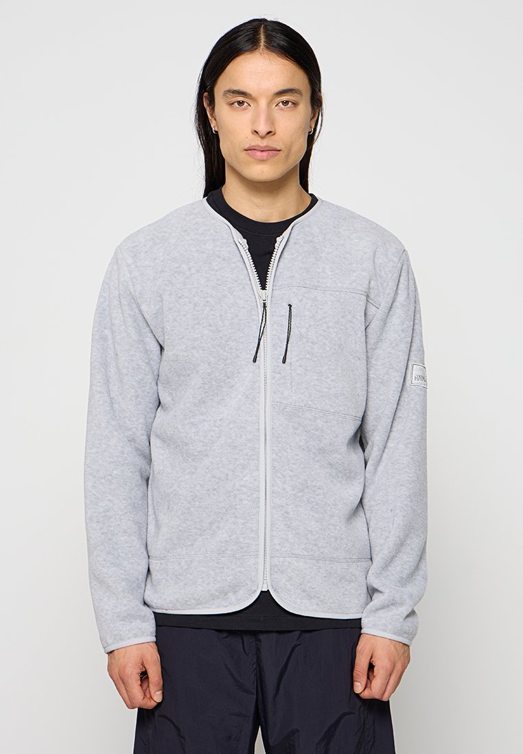 Graue Fleece-Jacke mit Reißverschluss in entspannter Passform, ausgestattet mit einer Fronttasche und schwarzen Reißverschlussakzenten. Strukturierter stoff und einfaches Design.