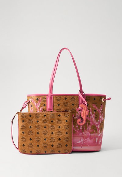MCM LIZ MOUNTAIN - Torbica - sangria sunset