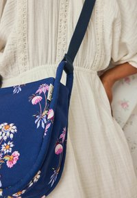 Cath Kidston MINI MESSENGER - Keresztpántos táska - navy floral bunches