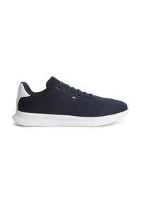 Baskets basses en maille bleu marine avec semelle blanche, fermeture à lacets, petit détail du drapeau rouge et blanc, et contrefort blanc au talon.