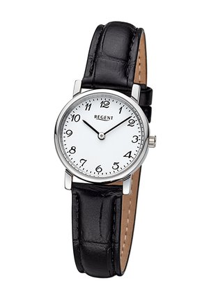 Montre ronde en acier argenté avec un cadran blanc, des chiffres arabes noirs et un bracelet en cuir noir. Ses caractéristiques incluent une couronne simple et un bracelet texturé.