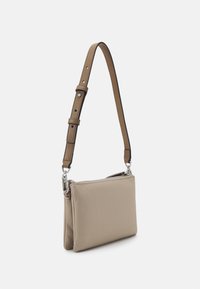 KARL LAGERFELD SIGNATURE POUCH - Delninukė - sand