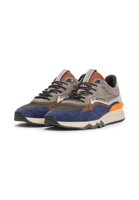 Sneakers con una combinazione di suede grigio, blu navy e arancione, e rete. Presentano lacci neri, dettagli testurizzati e una suola spessa.