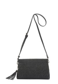 Borsa a tracolla nera intrecciata con una tracolla in pelle liscia e regolabile e un ciondolo decorativo. Forma rettangolare con una finitura testurizzata.