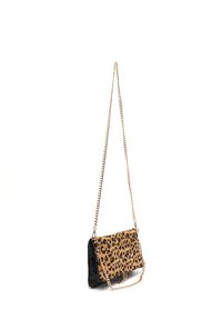Borsa a spalla con stampa leopardata, base in pelle nera, tracolla in catena dorata e forma rettangolare, presenta una parte frontale testurizzata con motivo animale.