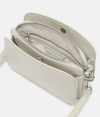 Umh�ängetasche aus weichem beige Leder mit einem Reißverschlussfach und einem magnetischen Verschluss. Glatte Textur mit einem einzelnen verstellbaren Tragegurt.