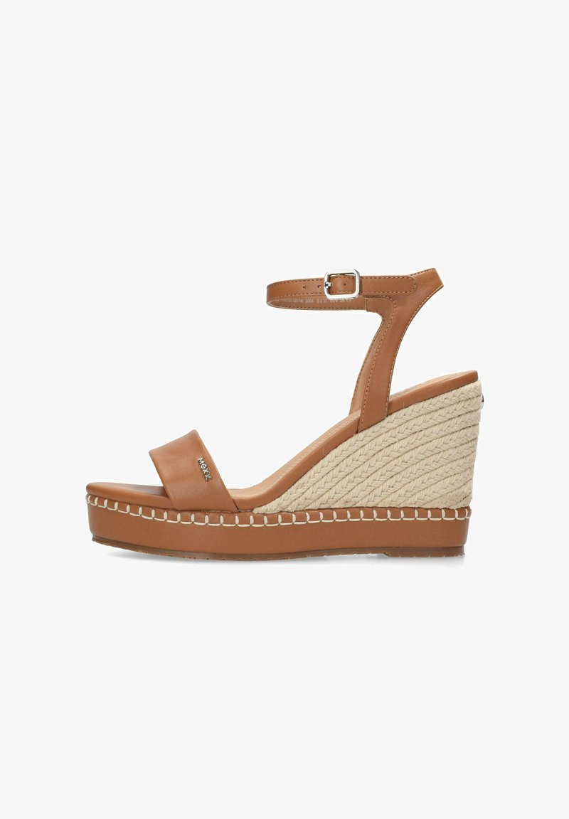 Brązowe skórzane sandały na koturnie z szerokim paskiem i regulowanym zapięciem na kostce. Wysokości mają plecioną fakturę, z białymi detalami szycia.