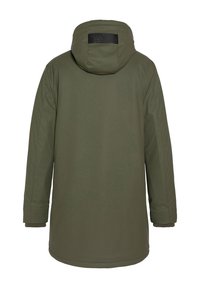 Chaqueta impermeable de color verde oliva con capucha, mangas largas, corte recto y textura suave. Incluye un detalle en la parte posterior.