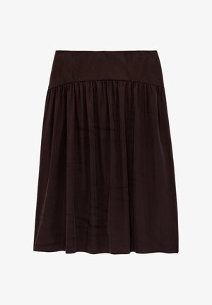 Jupe midi marron foncé avec une large ceinture à la taille et un tissu froncé en dessous, créant une silhouette fluide légèrement évasée.