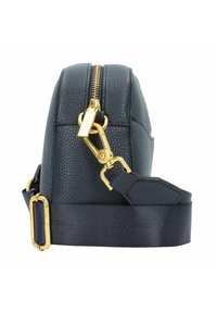 Borsa in pelle nera texture con cerniera dorata, dotata di tracolla staccabile e dettagli metallici. Forma compatta e arrotondata.