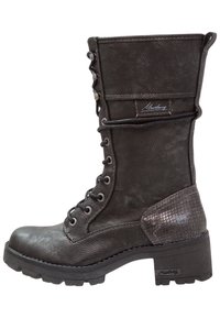 Stivaletto nero in ecopelle con finitura texture, lacci sul davanti, tacco spesso e un accento con motivo rettile sul lato.