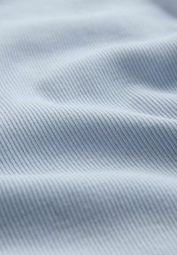 Hellblauer Baumwollstoff mit einer gerippten Textur, der dezente horizontale Linien und eine weiche, glatte Oberfläche aufweist.