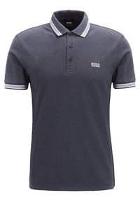 Marinblå pikétröja i bomull, med en treknapplåstning, ribbat krage och kontrasterande vitrandiga ärmslut. BOSS-logotyp på bröstet.