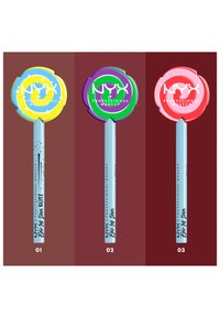 Tre prodotti di trucco con tappi circolari in blu, viola e rosso, che mostrano il nome del marchio e le etichette delle tonalità. I bastoncini sono di un azzurro chiaro con testo nero.