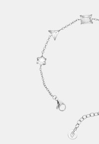 Bracciale in argento con catena e quattro pietre geometriche trasparenti: una rettangolare, una triangolare e due a forma floreale. Include un gancio a moschettone.