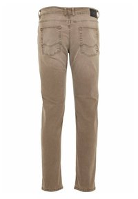 Vaqueros marrones de mezclilla con corte recto, cinco bolsillos, detalles sutiles de costura y una etiqueta de marca en la parte trasera de la cintura.