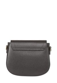 Sac en cuir noir rectangulaire porté en bandoulière avec une surface texturée, un rabat pliable et des accents en métal doré sur le côté.