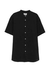 Maglietta nera a maniche corte realizzata in tessuto leggero. Presenta una chiusura con bottoni, scollatura rotonda e una forma rilassata e squadrata.