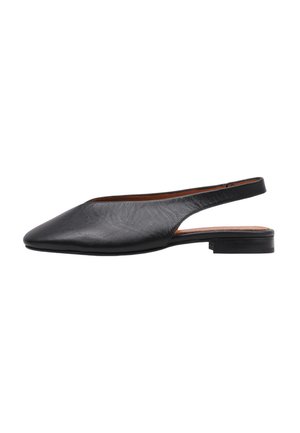 Chaussures slingback en cuir noir avec un bout pointu, un talon plat et une texture lisse. Design minimaliste avec une silhouette épurée.
