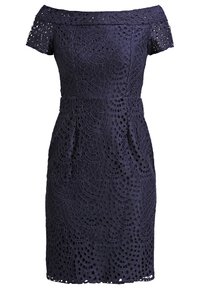 Robe en dentelle bleu marine épaules dénudées, manches courtes et motifs découpés géométriques complexes, ajustée à la taille et longueur genou.