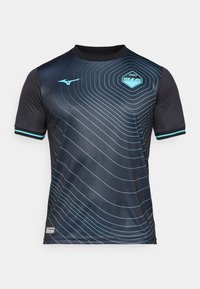 Camiseta atlética de manga corta y cuello redondo en negro con líneas onduladas en azul claro en contraste y detalle de logo. Fabricada con material suave y transpirable.
