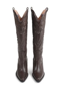 Stivali da cowboy in pelle marrone con punte appuntite, cuciture decorative e linguette superiori per facilitare l'indossamento. Superficie texturizzata con disegni intricati.