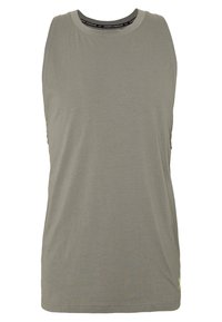 Bezramenné sportovní tílko v světle olivové barvě s kulatým výstřihem a logem Under Armour na vnitřním límci a blízko spodního lemu.