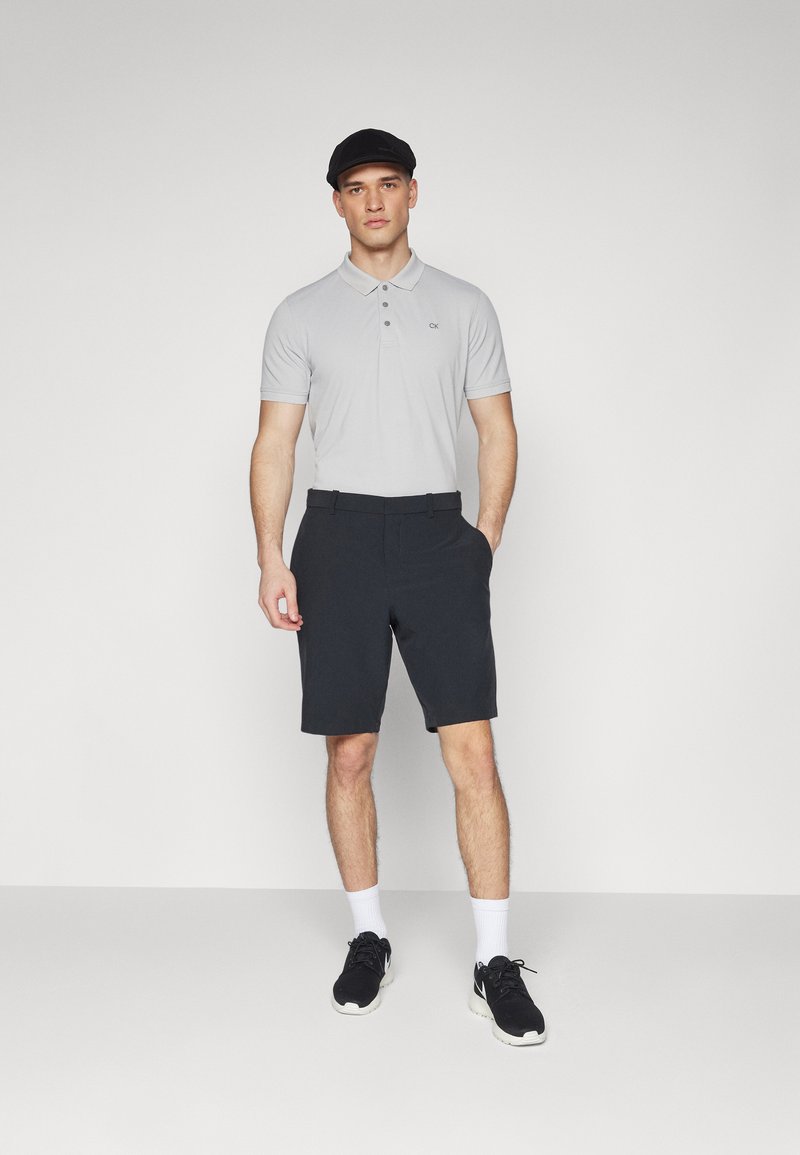 Zalando Ck Golf Shorts Calvin Klein Golf ICON Pikeepaita Silver/harmaa