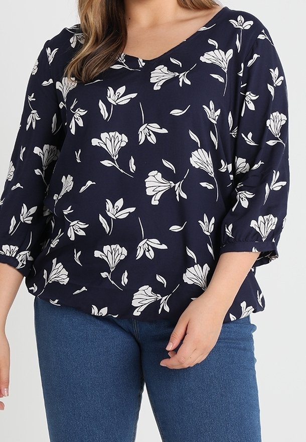 Laivastonsininen kukkakuosiselkäpaita, jossa on V-pääntie, kolmannelta kvartaali hihoilla ja valkoisia kukkakuoseja; pehmeä kangas ja löysä malli.