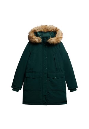 Parka de couleur vert foncé, avec une capuche bordée de fourrure. Elle est dotée de deux poches poitrine et de deux poches à rabat inférieures, fabriquée dans un tissu isolant et durable.