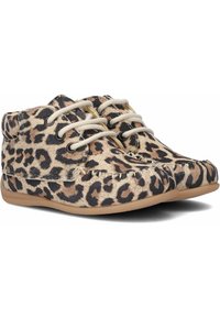 Leren laarzen met luipaardprint van zachte stof, een tan rubberen zool, twee veters en decoratieve stiksels op de bovenkant.