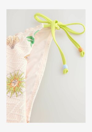 Roze bikini-top met schelp- en zonpatronen, met een gestructureerde afwerking en groene strikbanden met gekleurde kraalaccenten.