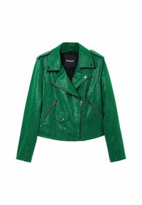 Veste de motard en cuir vert avec des revers marqués, des poches zippées et une finition texturée. Étiquette de marque visible à l'intérieur.