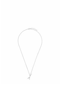 Collar de plata con una cadena delicada y un colgante alargado con forma de avión, que presenta un detallado intrincado y un cierre de resorte.