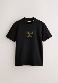 Rövid ujjú fekete pamut póló, arany hímzett felirattal elöl: "MILANO GLOBAL EDITION". Egyszerű, kerek nyakú kialakítás.