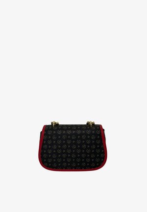 Borsa a mano nera e rossa con motivo circolare ripetuto a forma di "P", tracolle a catena dorata e bordi rifiniti in rosso.