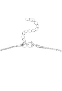 Silberne Kettenarmband mit einem verdrehten Design, Karabinerhakenverschluss und verstellbarer Länge mit einer Kettenverlängerung für Größenvielfalt.