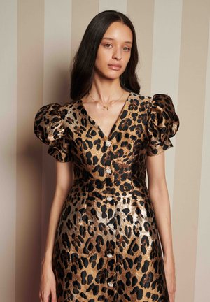 Leopardprint jurk met korte pofmouwen, een diepe V-hals en decoratieve knopen. Gemaakt van een glanzende, gestructureerde stof in goud- en zwarte tinten.