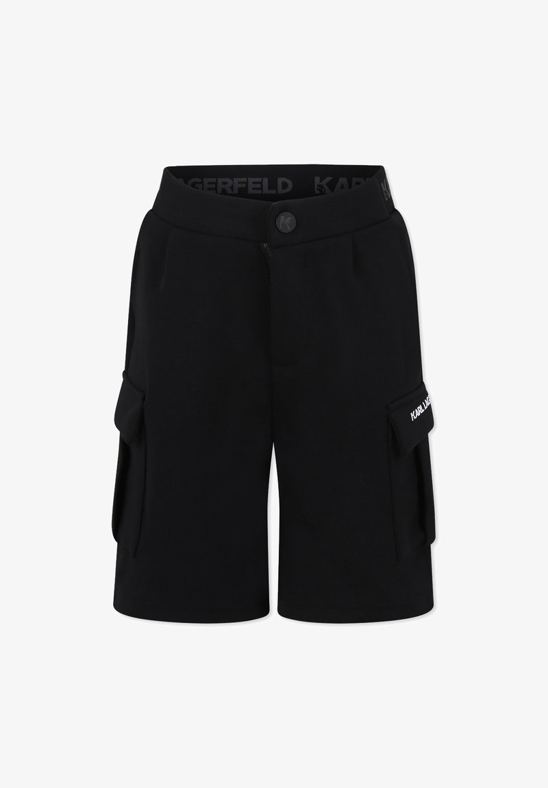 Shorts cargo noirs au design épuré, avec poches avant, rabats latéraux à fermeture à bouton, et une taille élastique avec des détails de logo.