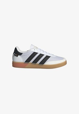 Weißer Sportschuh mit schwarzen Streifen, Obermaterial aus synthetischem Mesh, Gummisohle, flachen Schnürsenkeln und kleinem Logo an der Ferse.