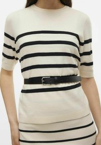 Pruhovaný svetr v krémové a černé barvě, s krátkými rukávy, žebrovanou texturou a přiléhavým střihem, zvýrazněný černým páskem v oblasti pasu.