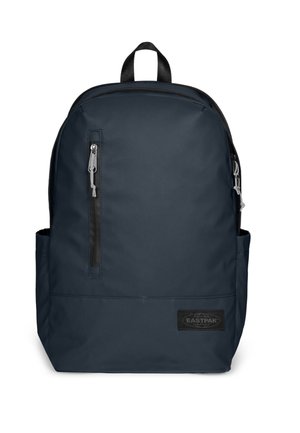 Mochila Eastpak azul oscuro con bolsillo frontal vertical con cremallera, bolsillos laterales, asa superior y compartimento principal con cremallera.