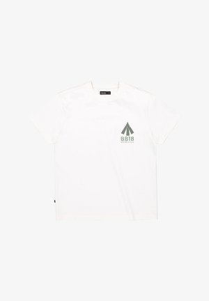 Weißes T-Shirt mit kurzen Ärmeln, grünem dreieckigem Logo und dem Text "BB18 Butcher of Blue" auf der linken Brust.