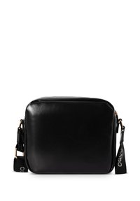 Borsa a tracolla in pelle nera con forma rettangolare, caratterizzata da una superficie liscia, hardware dorato e un accentuato cinturino con marchio.