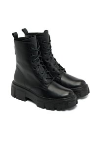 Botas de tobillo de cuero negro con una superficie texturizada, puntera redonda, cordones en la parte delantera y suela de plataforma gruesa. Incluye tiras traseras para mayor comodidad.